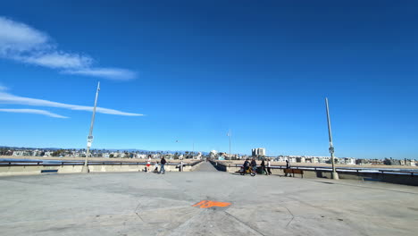 Zeitlupenlandschaft-Mit-Menschen-Und-Radfahrern-Auf-Dem-Weg-In-Der-Strandpromenade-Von-Venice-Beach,-Der-Boulevardstadt-In-Los-Angeles,-Kalifornien,-USA,-Amerika