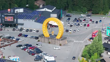 Monumento-Amarillo-Del-Zapato-De-La-Suerte-Fuera-Del-Centro-Comercial-Tienda-Del-Pueblo-De-Keskinen