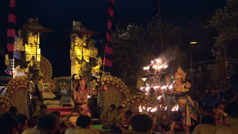 Traditionelles-Indonesisches-Lagerfeuer-Aus-Kecak-Tanz-Und-Sanghyang-Trance-Tanz-Im-Ji