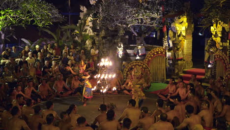 Princesas-Actúan-En-La-Danza-Del-Fuego-Kecak-En-Ji