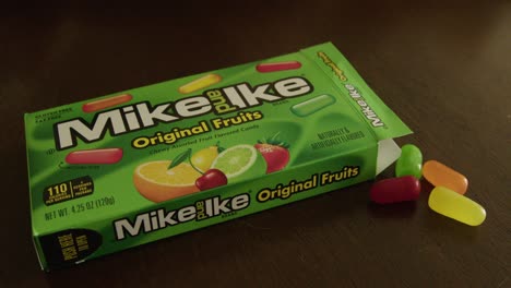 Primer-Plano-A-La-Derecha-De-Una-Caja-De-Dulces-De-Mike-E-Ike