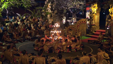 La-Danza-Kecak,-O-Danza-Kecak,-Es-Una-Cautivadora-Representación-De-Arte-Tradicional-Balinés-En-El-Ji.