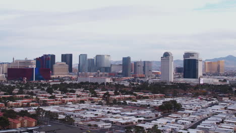 Vista-Aérea-De-Los-Edificios-Del-Strip-De-Las-Vegas,-Casinos-Y-Hoteles-Del-Barrio-Oeste,-Disparo-De-Drones