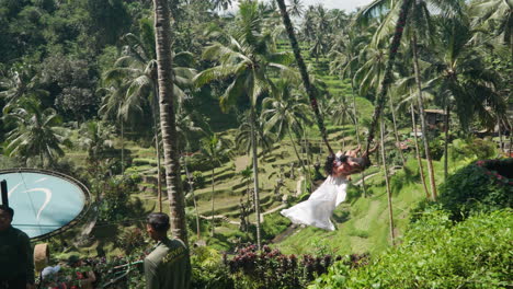 Una-Pareja-Se-Balancea-En-Un-Columpio-Gigante-En-Cretya-Cretya-Ubud-Por-Alas-Harum-En-Gianyar,-Bali.