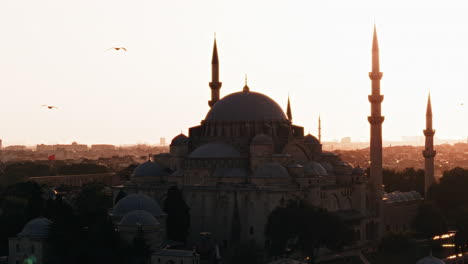 This-4K-aerial-video-of-the-Suleymaniye-Mosque-in-Istanbul,-Turkey,-showcases-the-stunning-architecture-of-the-mosque-and-its-surrounding-area