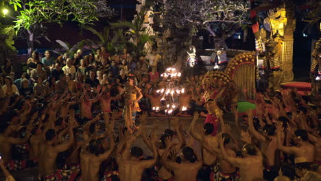 Bezaubernder-Traditioneller-Balinesischer-Kecak-Tanz-Im-Ji