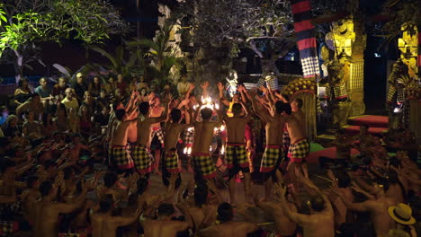 Encantadora-Danza-Del-Fuego-Tari-Kecak-Con-Atmósfera-De-Trance-En-Ji