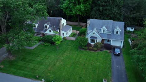 Aerial-top-down-of-single-family-homes-with-large-front-yard-during-cloudy-day-in-american-suburb