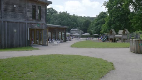 Gente-En-El-Café-Restaurante-Dentro-Del-Parque-Zoológico-De-Trentham-Monkey-Forest-En-Tittensor,-Inglaterra