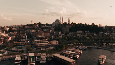 Vista-Del-Atardecer-Del-Centro-De-La-Ciudad-De-Estambul-Y-Tráfico-De-Multitudes