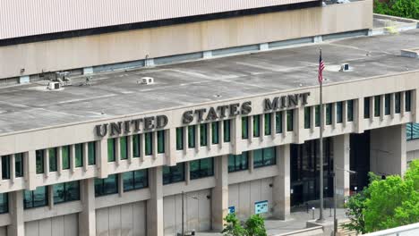 Aerial-zoom-shot-of-United-States-Mint-with-american-flag-in-Philadelphia-City,-USA