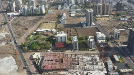 La-Cámara-Del-Dron-Se-Mueve-Hacia-El-Lado-De-La-Cámara-Y-Hay-Muchos-Edificios-En-Construcción.