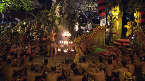 Los-Balineses-Se-Entretienen-Realizando-La-Danza-Del-Mono-De-Fuego-Kecak-En-Un-Templo-Por-La-Noche.