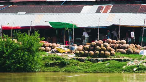 Lokaler-Sylhet-Markt-Mit-Waren-Und-Tontöpfen,-Die-Am-Flussufer-In-Bangladesch-Liegen