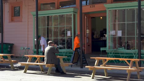 Asientos-Al-Lado-De-La-Calle-Disfrutando-De-Un-Café-Y-Una-Mañana-Tranquila-En-Nueva-Orleans