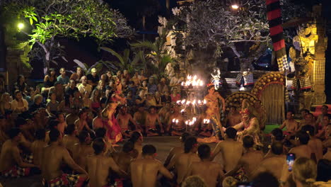 Balinesen-Führen-Kecak-Affen-Und-Prinzessin-Tanz-Um-Das-Feuer-In-Einem-Tempel-In-Der-Nacht-Bei-Ji