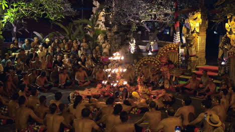 Kecak--Und-Feuertanzvorführung-Im-Ji