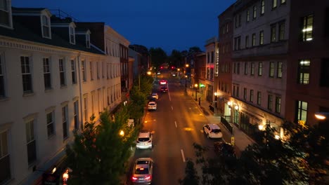 Langsamer-Flug-über-Beleuchtete-Straßen-Einer-Amerikanischen-Stadt