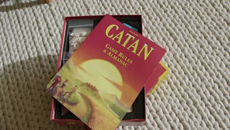 Primer-Plano-A-La-Derecha-De-Una-Caja-De-Juego-Catan-Abierta