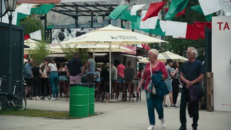 Gente-Socializando-Y-Caminando-Bajo-Coloridas-Pancartas-Y-Sombrillas-En-El-Cest-De-Zagreb-Es-El-Mejor-Festival-Callejero