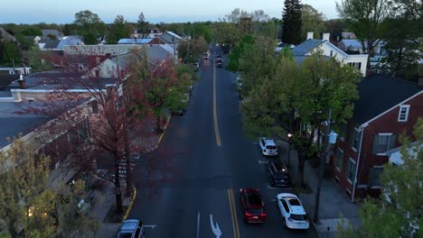 Autos-Auf-Der-Hauptstraße-In-Einer-Kleinen-Amerikanischen-Stadt-In-Der-Abenddämmerung