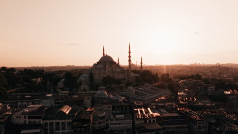 Sonnenuntergang-Blick-Auf-Die-Innenstadt-Von-Istanbul-Und-Den-Menschenverkehr