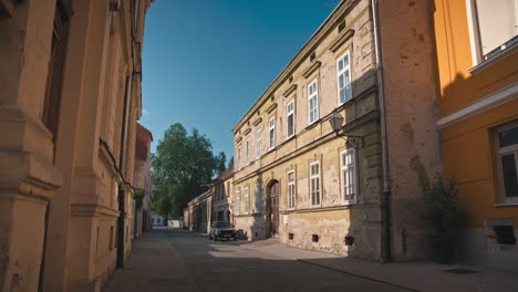 Quiet,-sunlit-street-with-historic-buildings-in-Varaždin,-Croatia