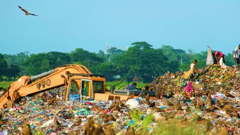 Mujeres-Y-Niños-Recogiendo-Trapos-En-Un-Vertedero-En-Bangladesh