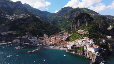 Impresionante-Toma-Aérea-De-Un-Dron-Revela-La-Pintoresca-Costa-De-Amalfi,-Italia