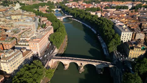 Hermosa-Vista-Aérea-Revela-El-Puente-Ponte-Sisto-En-Roma,-Italia