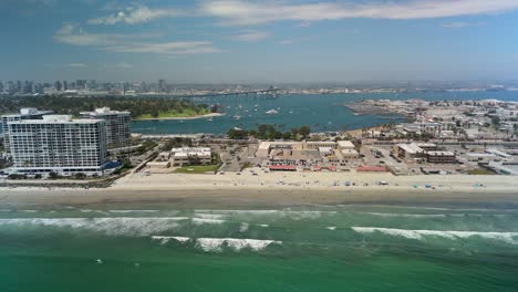 Wohngrundstück-Direkt-Am-Strand-Im-Coronado-Shores-Condominium-Komplex-In-Coronado,-Kalifornien,-USA