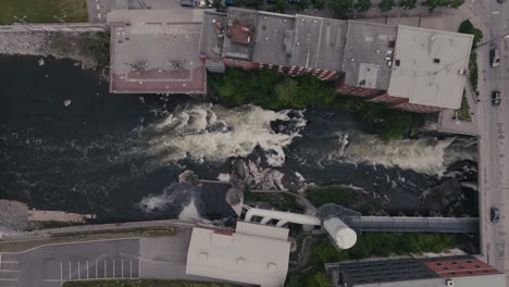 Vogelperspektive-über-Fließendes-Wasser-Aus-Der-Magog-River-Gorge-In-Sherbrooke,-Kanada-–-Drohnenaufnahme