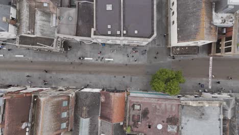 Vista-De-Arriba-Hacia-Abajo-Con-Drones-De-Exeter-High-Street-En-Devon,-Reino-Unido,-Capturando-El-Flujo-De-Peatones-En-Medio-De-Los-Edificios-Históricos,-Julio-De-2024