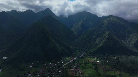 Ganz-Townteahupoo-Tahiti-Luftaufnahme-Drohne-Neu-Richter-Turm-Surfen-Wettbewerb-Punkt-Faremahora-Pass-Havae-Französisch-Polynesien-Berge-Fluss-Pazifischer-Ozean-Kanal-Boote-Bewölkt-Sonnig-Vorwärts-Abwärts