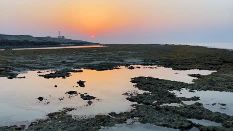 Maravilloso-Paisaje-Del-Amanecer-Pueblo-Costero-Campo-Rural-Junto-Al-Mar-Playa-De-Arena-Arrecife-De-Coral-Forma-De-Relieve-Roca-Formación-De-Acantilado-Frontera-De-Irán-Instalaciones-Policiales-Golfo-Pérsico-Puesta-De-Sol-Panorámica-Qatar-Turismo