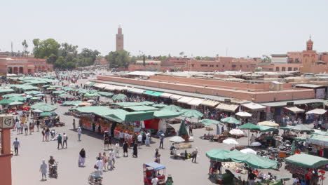 La-Bulliciosa-Plaza-Jemaa-El-Fnaa-En-La-Medina-Del-Casco-Antiguo-De-Marrakech