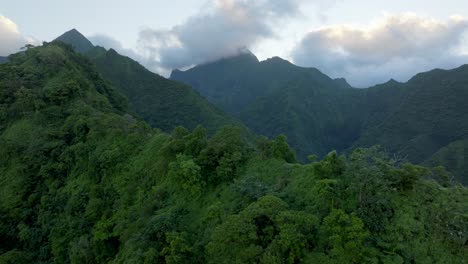 Teahupoo-Tahiti-Berggipfel-Tal-Hügel-Dschungel-Sonnenaufgang-Gelbe-Wolken-Goldene-Stunde-Sonnenuntergang-Luftaufnahme-Drohne-Ansicht-Von-Französisch-Polynesien-Wsl-Surfen-Sommer-Olympiaort-Stadt-Dorf-Nach-Oben