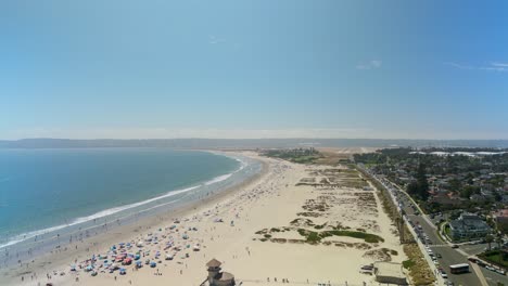 Der-öffentliche-Dünenstrand-Mit-Touristen,-Die-Sich-Unter-Der-Sonne-Entspannen,-In-Coronado,-Kalifornien,-USA