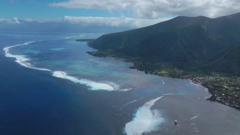 Küstennahes-Teahupoo-Tahiti-Luftdrohnenansicht-Französisch-Polynesien-Korallenriff-Brandung-Brechen-Wellen-Pazifischer-Ozean-Kanal-Boote-Bewölkt-Sonnig-Richterturm-Surfwettbewerb-Punkt-Faremahora-Pass-Havae-Rückwärts-Schwenken-Nach-Oben