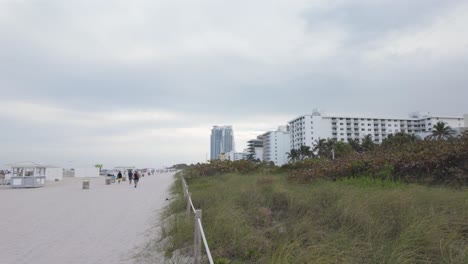 Crowded-Miami-Beach-scene-with-people-enjoying-a-sunny-day,-capturing-the-lively-atmosphere