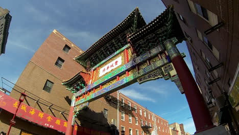 La-Puerta-De-La-Amistad-De-Chinatown-Se-Cierne-Sobre-La-Calle-10-En-Filadelfia