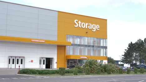 Loknstore-Self-Storage-Anlage-Mit-Modernem-Außenbereich-Und-Kundenladebereich,-Exeter,-Devon,-Großbritannien,-Juli-2024