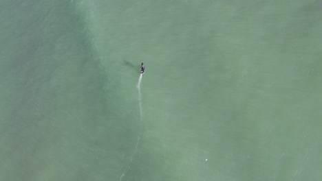 Vista-Aérea-De-Un-Hombre-Practicando-Jetsurf-En-El-Mar,-Capturando-La-Emoción-De-Las-Vacaciones-De-Verano-Desde-La-Perspectiva-De-Un-Dron