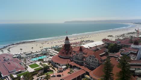 El-Icónico-Resort-De-Playa-De-California-Con-El-Hotel-Del-Coronado-Al-Otro-Lado-De-La-Bahía-De-San-Diego,-California,-EE.UU.