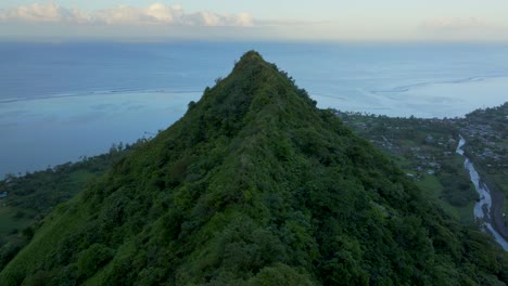 Hoch-Aufragende-Berge-Flug-über-Gipfel-Tal-Große-Höhe-Teahupoo-Tahiti-Luftdrohne-Französisch-Polynesien-Südpazifik-Insel-Vulkane-Küste-Morgen-Sonnenaufgang-WSL-Surfen-Olympia-Austragungsort-Nach-Vorne-Oben-Enthüllen