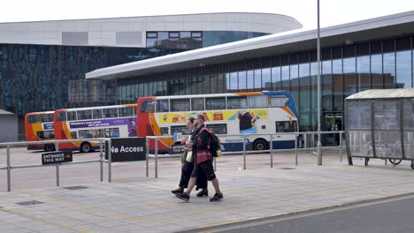 Busse-Stehen-Vor-Dem-Busbahnhof-Von-Exeter-Schlange,-Während-Passagiere-Einsteigen,-Exeter,-Devon,-Großbritannien,-Juni-2024