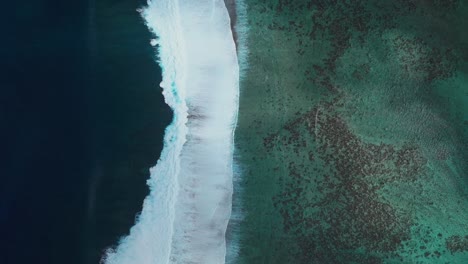 Olas-Rompiendo-En-Colorido-Agua-Turquesa-Arrecife-De-Coral-Poco-Profundo-Teahupoo-Tahití-Drone-Aéreo-Vista-De-Pájaro-Perspectiva-Polinesia-Francesa-Ola-De-Surf-Océano-Pacífico-Punto-De-Canal-Paso-De-Faremahora-Havae-Estático