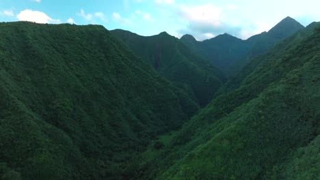 Teahupoo-Tahiti-Tal-Hochgelegene-Berggipfel-Hügel-Sonnenaufgang-Luftdrohnenansicht-Französisch-Polynesien-Gelbe-Wolken-Goldene-Stunde-Sonnenuntergang-Wsl-Surfen-Sommer-Olympiaort-Stadt-Dorf-Küste-Kreis-Links