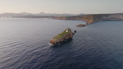 Vista-Aérea-Panorámica-De-La-Formación-Rocosa-Marina-De-Punta-Del-Toro,-Islas-Baleares.