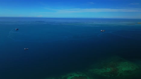 Ela-Beach-Port-Moresby-Papa-Papua-Neuguinea-Luftaufnahme-Drohne-Frachtschiff-Bohrinsel-Boot-Blauer-Himmel-Atemberaubend-Sonniger-Morgen-Bucht-Küstenlinie-Hügel-Png-Hauptstadt-Angelkai-Hafen-Idlers-Bay-Vorwärts-Schwenken-Nach-Oben